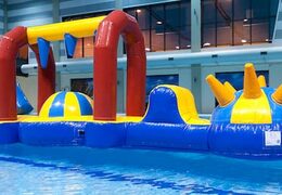 Opblaasbare waterstormbaan huren met obstakels voor kinderen