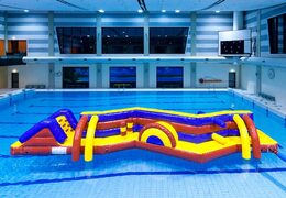 Opblaasbare waterstormbaan in rood geel blauw huren voor kinderen