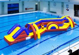 Opblaasbare waterstormbaan in rood geel blauw huren voor kinderen