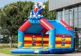 Groot overdekt springkasteel kopen in thema piraten voor kinderen. Koop springkastelen online bij JB Inflatables Nederland