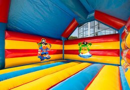 Groot overdekt springkussen kopen in thema piraten voor kinderen. Bestel springkussens online bij JB Inflatables Nederland