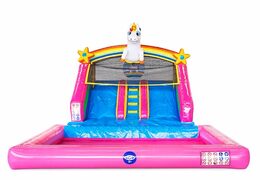 Waterglijbaan springkasteel met bovenop een 3D object van een grote unicorn bestellen bij JB Inflatables Nederland. Koop nu springkastelen online bij JB Inflatables Nederland 