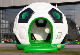 Voetbal rond super springkasteel kopen in de kleuren groen zwart en wit voor kinderen. Bestel springkastelen online bij JB Inflatables Nederland