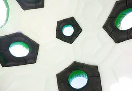 Super overdekt rond springkasteel kopen in thema voetbal in de kleuren groen, zwart en wit voor kinderen. Koop springkastelen online bij JB Inflatables Nederland