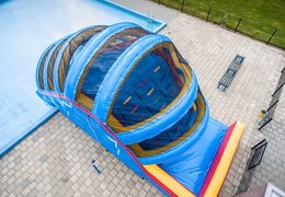 Opblaasbare glijbaan op maat gemaakt voor in een buiten zwembad kopen voor kinderen