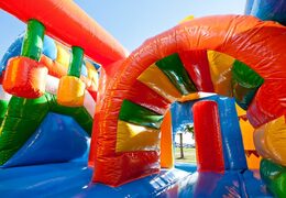 Springkasteel in beach met een glijbaan bestellen voor kinderen. Koop opblaasbare springkastelen online bij JB Inflatables Nederland