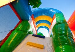 Multiplay beach springkasteel met een glijbaan, leuke objecten op het springvlak en opvallende 3D objecten bestellen voor kids. Koop opblaasbare springkastelen online bij JB Inflatables Nederland