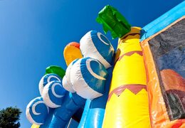 Medium opblaasbare multiplay springkasteel met glijbaan in strand thema bestellen voor kinderen. Bestel opblaasbare springkastelen online at JB Inflatables Nederland