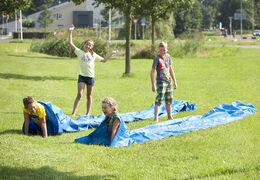 Koop blauwe kruiptunnel voor zowel oud als jong. Bestel springkussens online bij JB Inflatables Nederland