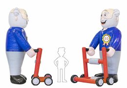 Opblaasbare Abraham pop oud met rollator in de tuin blikvanger bestellen voor 50 verjaardag feest jubileum bij JB Inflatables