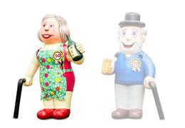 Sarah pop met fles wijn en stok in haar handen kopen als blikvanger voor verjaardagen