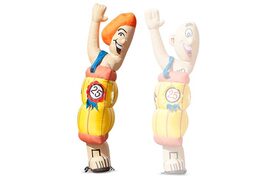 Sarah halve pop naakt in een ton voor verjaardagen