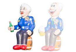 Opblaasbare Sarah pop zittend op een wijn vat met een fles wijn in haar hand te koop