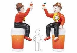 Opblaasbare Sarah pop op cocktailglas alcohol in de tuin blikvanger bestellen voor 50 verjaardag vrouw feest jubileum bij JB Inflatables