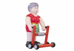 Opblaasbare Sarah pop oud met rollator in de tuin blikvanger bestellen voor 50 verjaardag feest jubileum bij JB Inflatables
