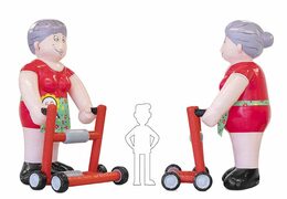 Opblaas Sarah pop oud met rollator in de tuin blikvanger kopen voor 50 verjaardag feest jubileum bij JB Inflatables