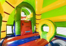 Groot opblaasbaar springkasteel met glijbaan in krokodillen thema bestellen voor kinderen