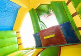 Opblaasbaar springkasteel met glijbaan in de vorm van een krokodil kopen voor kinderen 