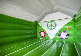 Opblaasbaar springkasteel in het groen met hippy stijl kopen voor kinderen