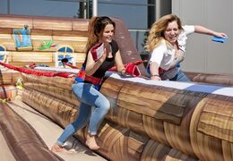 Opblaasbare Bungeerun luchtkussen spel kopen voor zeskamp dorpsfeest actie in thema piraat voor kids bij JB Inflatables