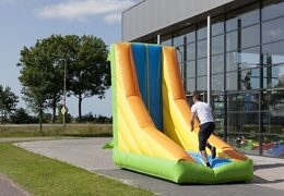 Opblaasbare kantelmuur springkussen te koop in kleuren voor kinderen bij JB Inflatables