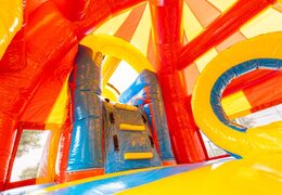 Grote multiplay opblaasbaar springkasteel met glijbaan in het rood met achtbaan thema kopen