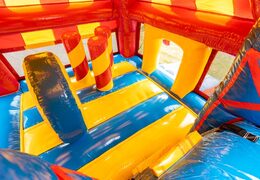 Grote multiplay opblaasbaar springkasteel met glijbaan in het rood met rollecoaster thema kopen