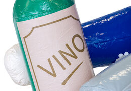 Opblaasbare sarah pop zittend op een vat met een fles vino in haar hand kopen