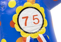 Opblaasbare Sarah pop feestend met fles wijn in de hand bestellen