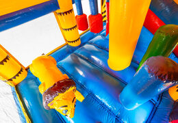 Inflatable springkussen met glijbaan en dak in amazon safari thema te koop voor kinderen