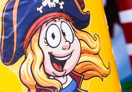 Inflatable springkussen met glijbaan en speelobject te koop