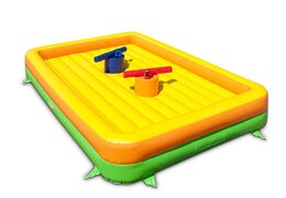 Gladiator spelen tegen elkaar op springkasteel