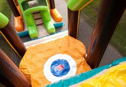 Springen op stormbaan springkussen