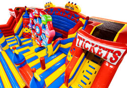 Binnenkant van slideworld in rollercoaster thema