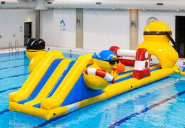 Glijbaan van zwembad run stormbaan in bad eend thema