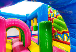 Roze bogen en groene pilaren kleurrijke binnenkant van Multiplay Ibiza