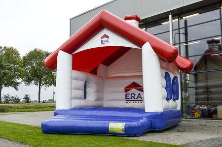 Koop gepersonaliseerde Era Real Estate - a frame huisje springkastelen in de afmeting 4x5x5 meter en het gewicht ca. 100 kg bij JB Inflatables Nederland. Vraag nu gratis ontwerp aan voor opblaasbare springkastelen in eigen huisstijl