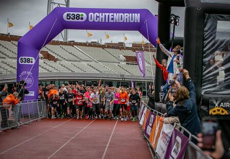 Hardlopers staan klaar voor de start bij de startboog ontworpen door JB