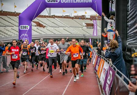 Start van de 538 ochtendrun 2024 met finishboog gemaakt door JB Inflatables
