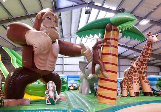 Opblaasbaar Giga springkasteel met 8 glijbanen, 2 klimtorens, opblaasbare 3D dieren, leuke obstakels en hindernisbanen kopen voor kinderen. Bestel springkastelen online bij JB Inflatables Nederland 