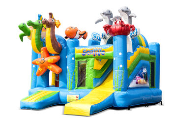 Overdekt opblaasbaar multiplay springkussen met glijbaan kopen in thema seaworld zee voor kinderen. Bestel opblaasbare springkussens online bij JB Inflatables Nederland