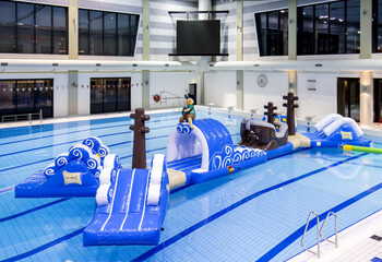 Bestel dubbele opblaasbare 16 meter lange piratenrun zwembad stormbaan in een uniek design met grappige 3D-objecten en maar liefst 2 glijbanen voor kids. Koop opblaasbare stormbanen nu online bij JB Inflatables Nederland