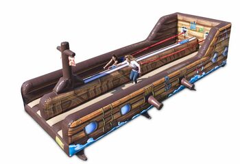 Opblaasbare Bungeerun springkussen spel kopen voor zeskamp dorpsfeest actie in thema piraat voor kids bij JB Inflatables