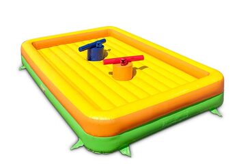 Gladiator spelen tegen elkaar op springkasteel