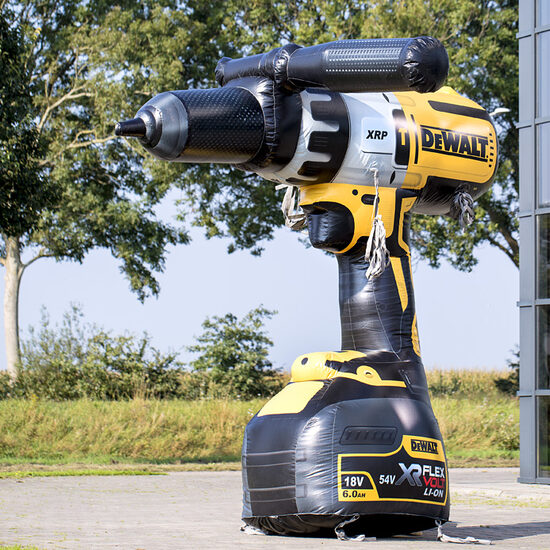 Opblaasbare 4 meter hoge De Walt boormachine productvergroting kopen. Bestel nu opblaasbare 3D objecten online bij JB Inflatables Nederland 