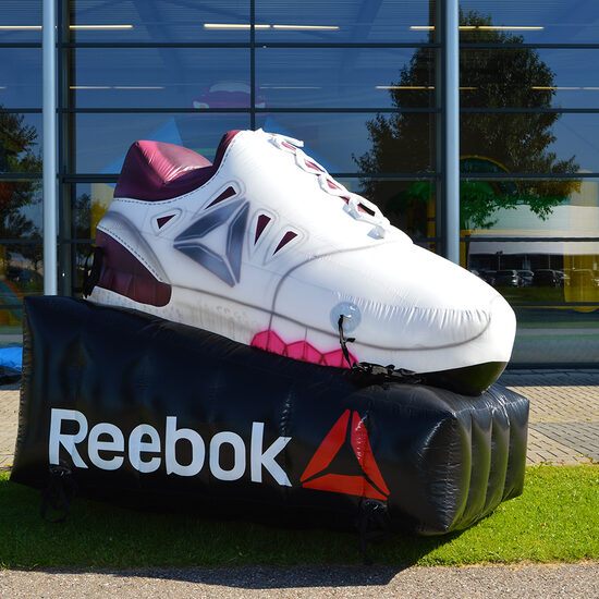 Grote opblaasbare Reebok Schoennen productvergroting bestellen. Haal uw opblaasbare productvergrotingen nu online bij JB Inflatables Nederland