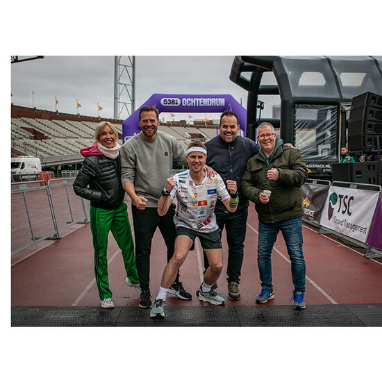 538 radio DJ's met hardloper bij de Ochtendrun 2024 met finishboog door JB