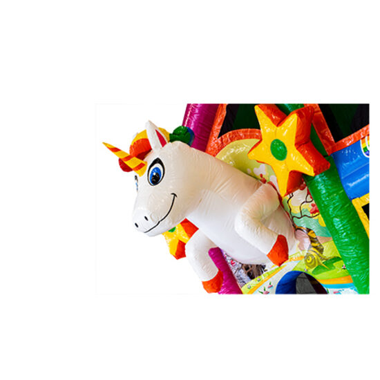 Blog over Unicorns met foto van 3D unicorn op multiplay overdekt