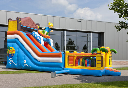 Multifunctionele opblaasbare glijbaan in strand thema met een plonsbad, indrukwekkend 3D object, frisse kleuren en de 3D obstakels voor kinderen bestellen. Koop opblaasbare glijbanen nu online bij JB Inflatables Nederland