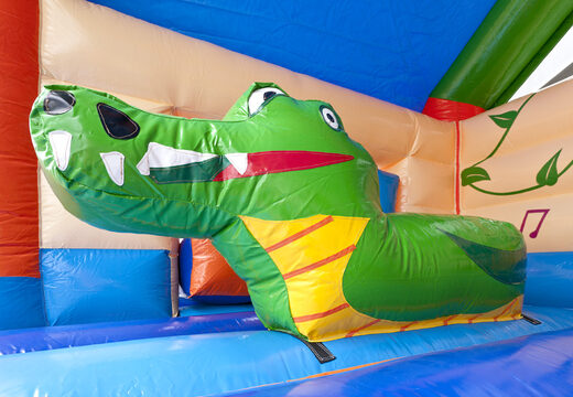 Overdekt multifun springkasteel met glijbaan in thema krokodil met 3D object aan de bovenkant bestellen voor zowel jonge als oudere kinderen. Koop springkastelen online bij JB Inflatables Nederland